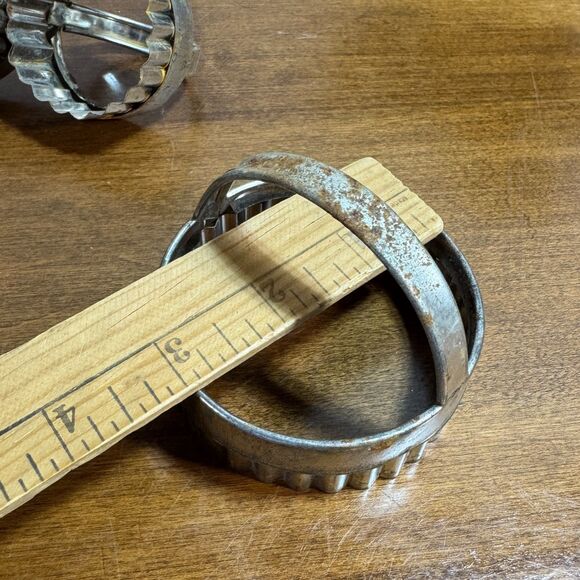 Vintage Set of 3 Metal Scalloped Edge Biscuit Cookie Cutters With Handles - Picture 6 of 8